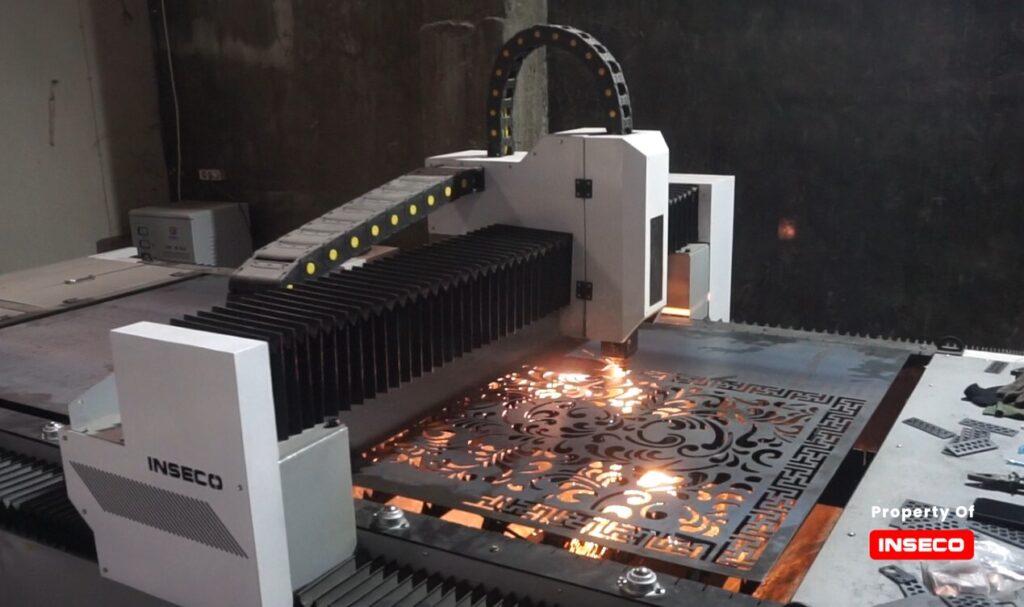 Mesin laser cutting metal CNC memotong plat besi dengan presisi tinggi