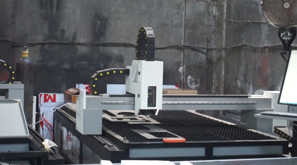 Tampilan mesin CNC Fiber Laser Cutting INSECO dengan area kerja 130 x 250 cm, siap digunakan untuk memotong berbagai jenis logam.