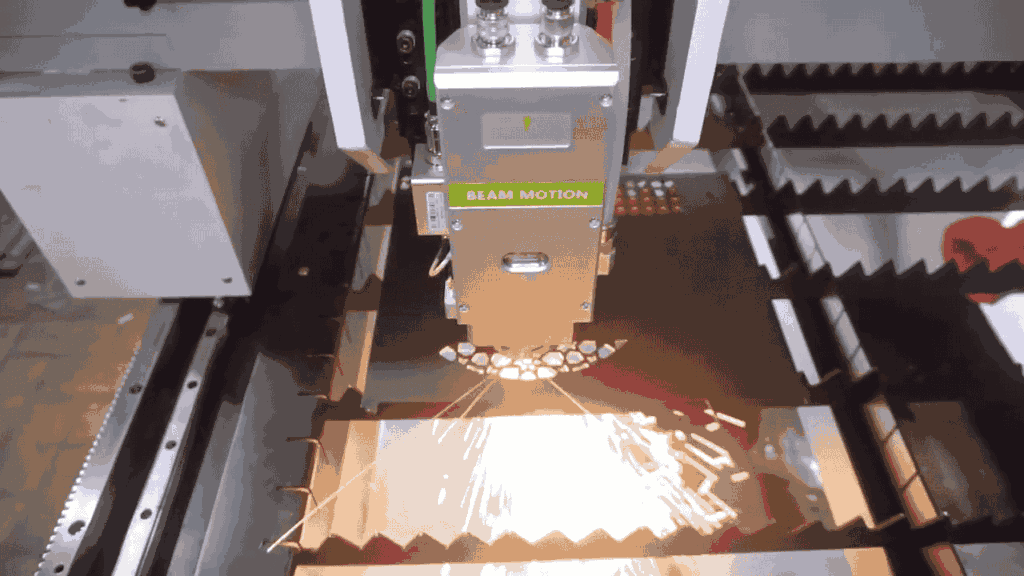 Mesin laser cutting premium sedang memotong plat dengan percikan api, menunjukkan presisi tinggi