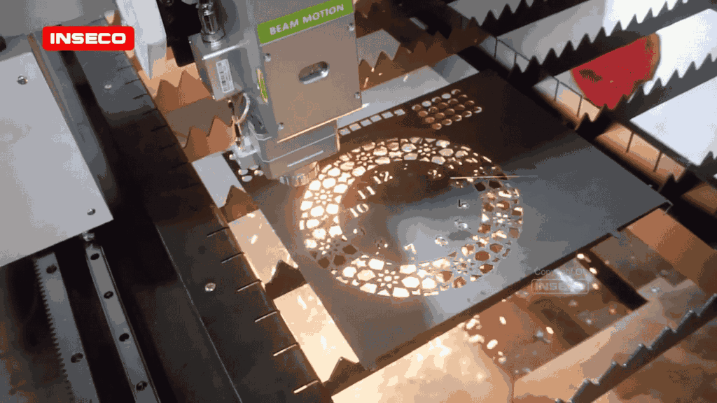 Proses pembuatan jam dinding dekoratif menggunakan teknologi laser cutting dengan pola rumit