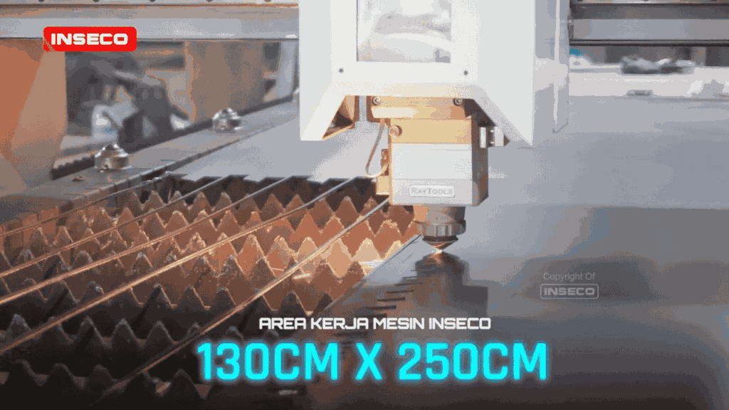 Laser head Raytools BM110 pada mesin Fiber Laser Cutting sedang memotong logo perusahaan dari lembaran aluminium dengan hasil sempurna