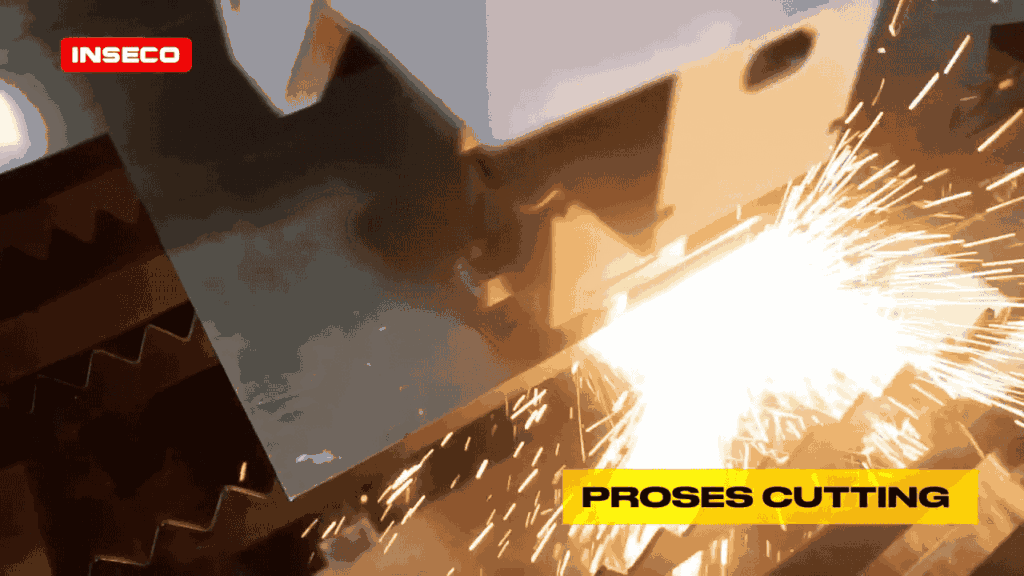 Mesin CNC Fiber Laser Cutting 3000W sedang dalam proses pemotongan plat besi, dengan percikan api menunjukkan kekuatan dan presisi pemotongan dengan sistem pengendalian canggih