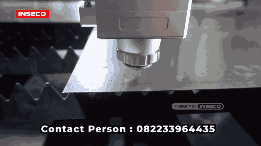 Mesin CNC Fiber Laser Cutting di Purwodadi dengan fokus pada bagian pemotongan plat besi dan tampilan kontak person yang tertera untuk pemesanan mesin.