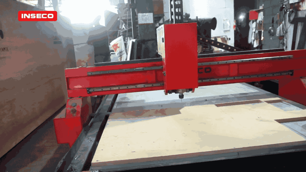 Mesin CNC INSECO sedang mengukir permukaan kayu dengan presisi tinggi untuk hasil ukiran berkualitas