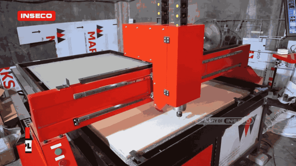 Mesin CNC Router sedang mengukir pola rumit pada kayu jati, menunjukkan ketelitian dan kemampuan detail mesin untuk furniture premium