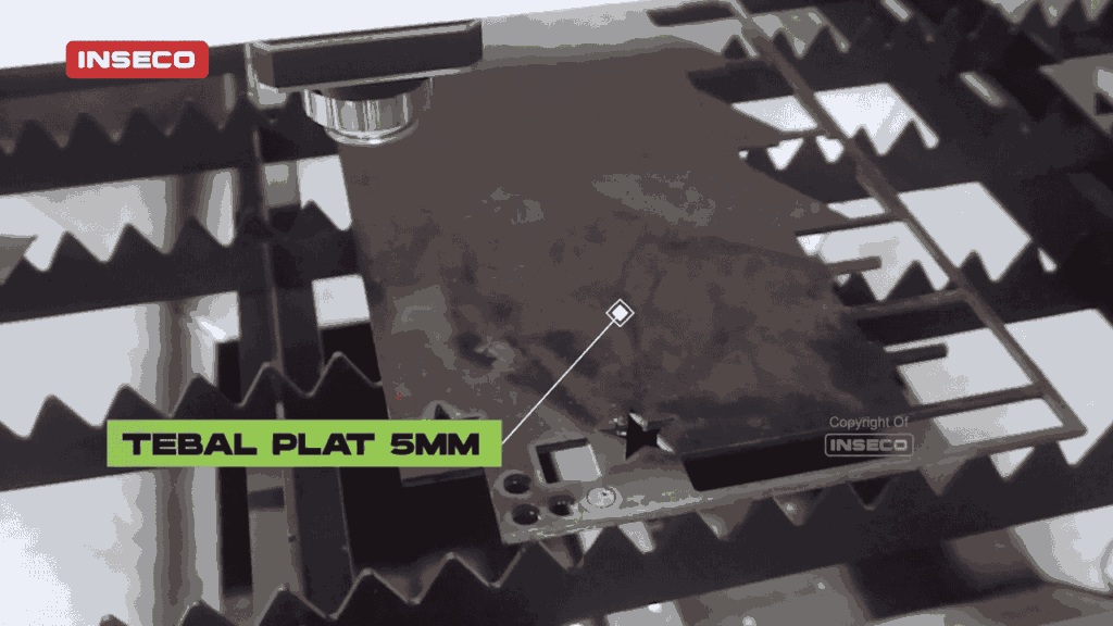 Mesin CNC laser cutting memotong plat besi setebal 5mm dengan precision tinggi, menghasilkan potongan yang rapi