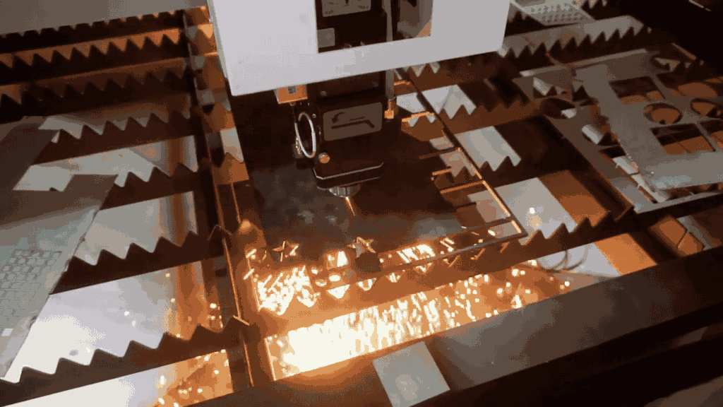 Mesin CNC laser cutting plat besi dengan sudut pemotongan tajam, proses pemotongan sedang berlangsung dengan percikan api.