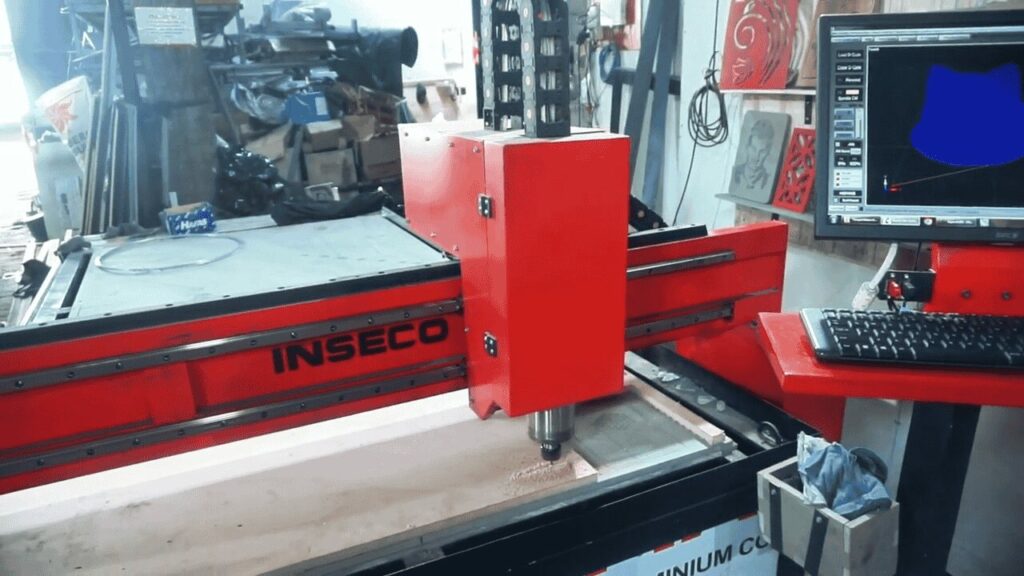 Mesin CNC ukir kayu otomatis INSECO di Gresik dengan tampilan layar kontrol untuk pemrograman desain
