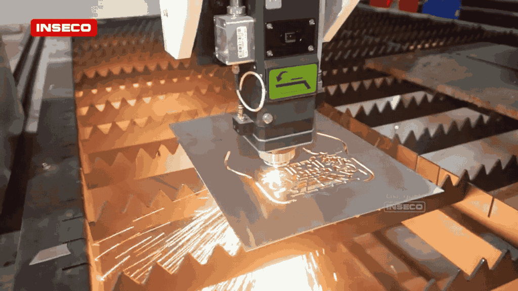 Mesin CNC laser cutting yang sedang beroperasi memotong plat besi dengan sinar laser merah terang