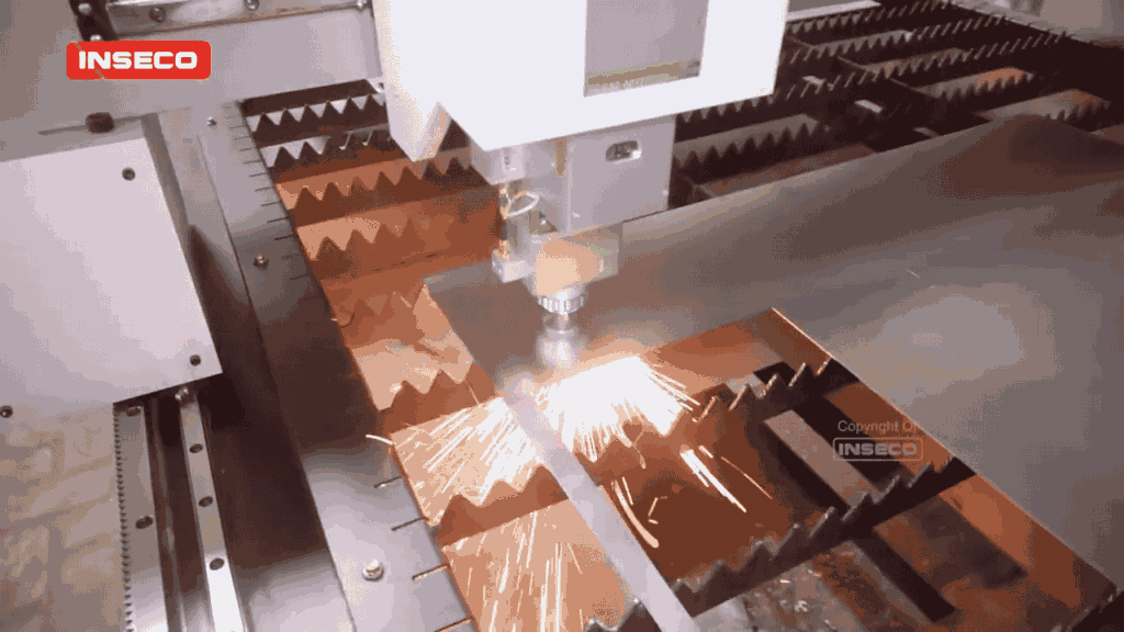 Tampak depan mesin CNC laser cutting dengan laser head yang terlihat jelas