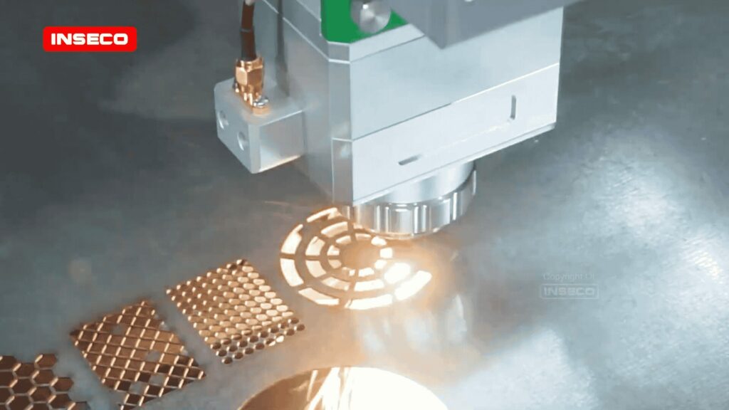 Mesin CNC laser cutting plat Raytools memotong material logam dengan presisi tinggi.