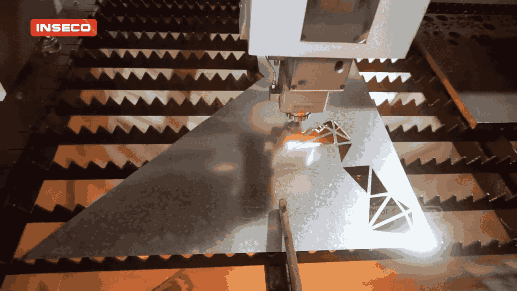 Mesin laser cutting Inseco sedang memotong logam dengan presisi tinggi