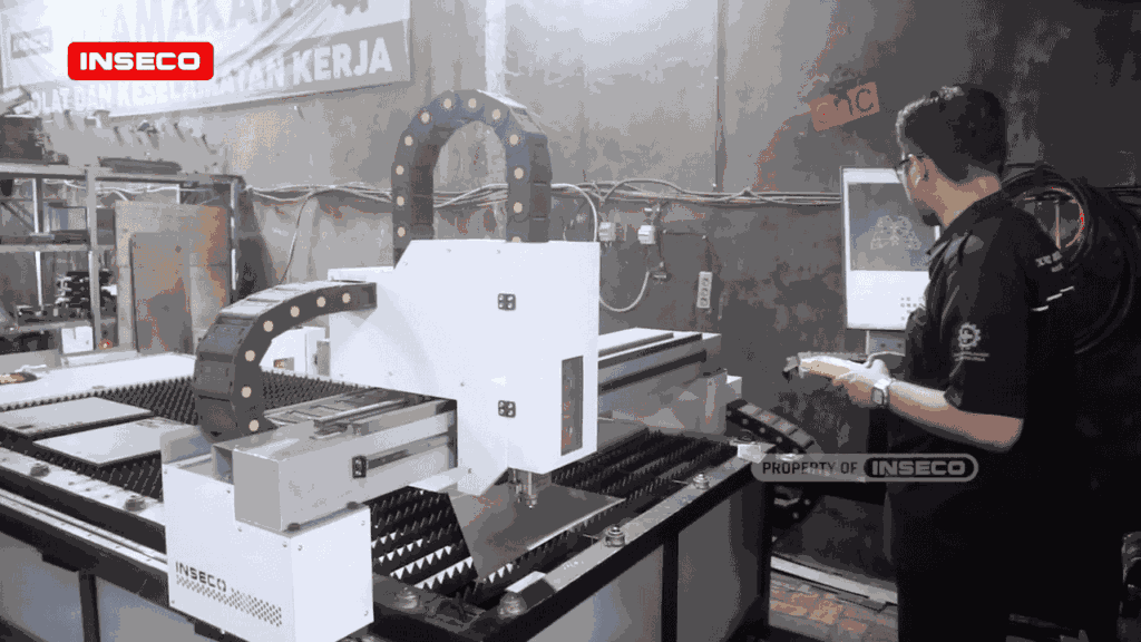 Operator menggunakan mesin laser cutting CNC Inseco di workshop industri Tegal