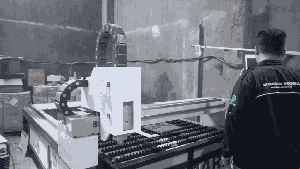 Teknisi INSECO mengoperasikan mesin CNC fiber laser cutting untuk potong plat di Garut